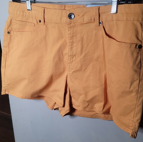 Ladies stretch Low Waist Shorts - Picture 4 of 10